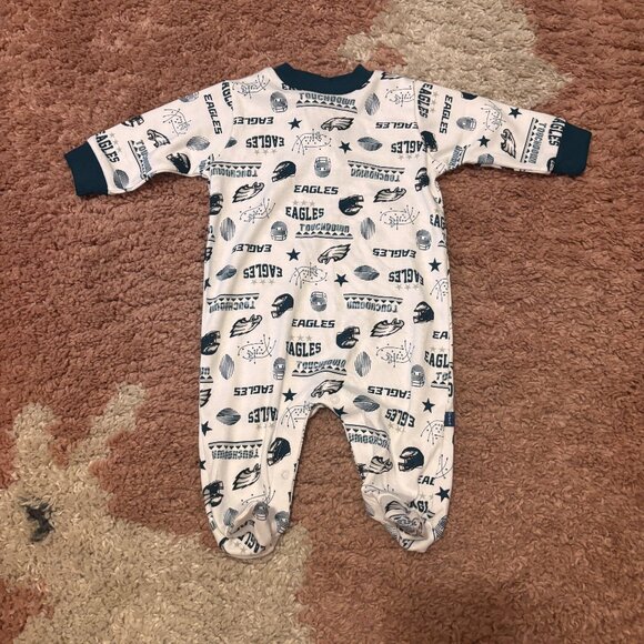 Infant NFL TEAM APPAREL EAGLES FOOTBALL FOOTED ONE PIECE 0-3 M LONG SLEEVE - Picture 1 of 4